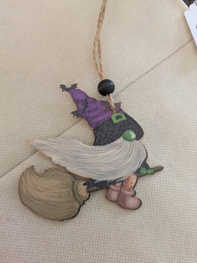 Gnome on broom Twine